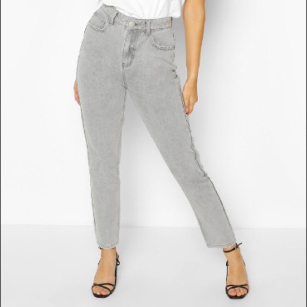 Boohoo High Waisted Mom Jean Size: 4